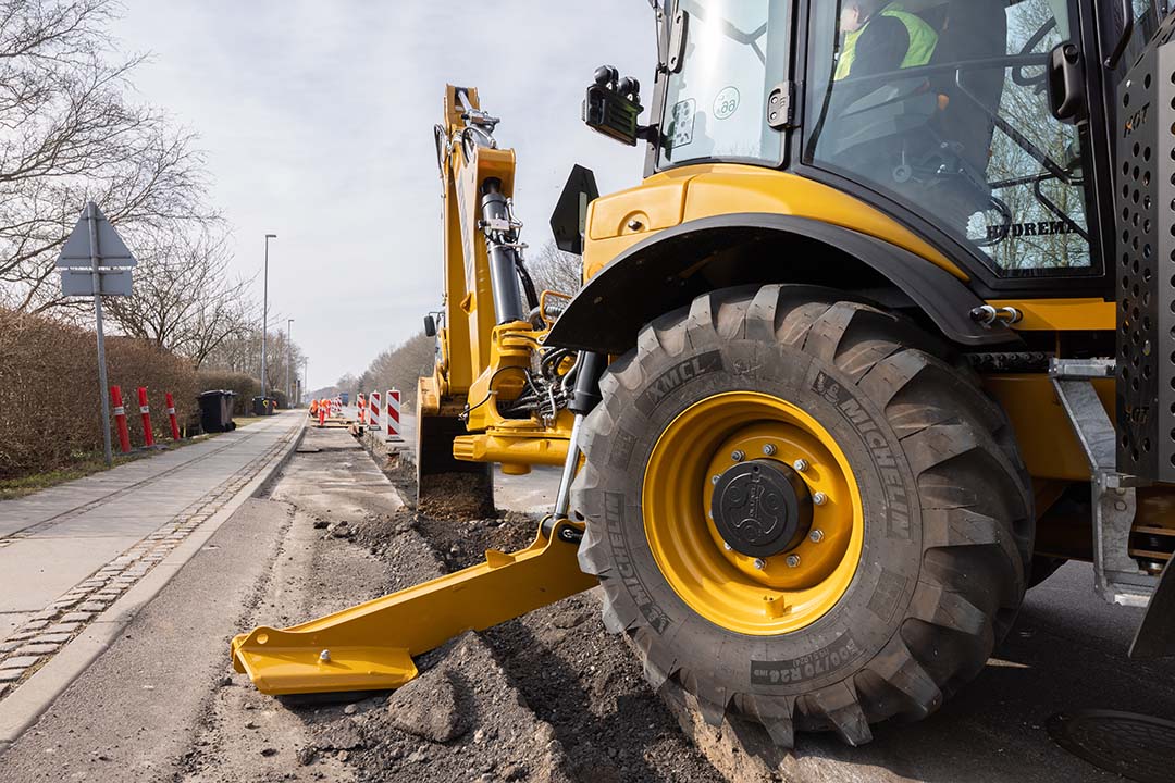 906G Excavating Road Close Up 2